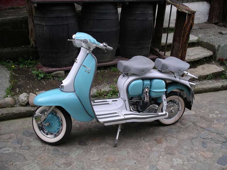 esto es una buena restauración de una lambreta, es que para esto, los colombianos son únicos